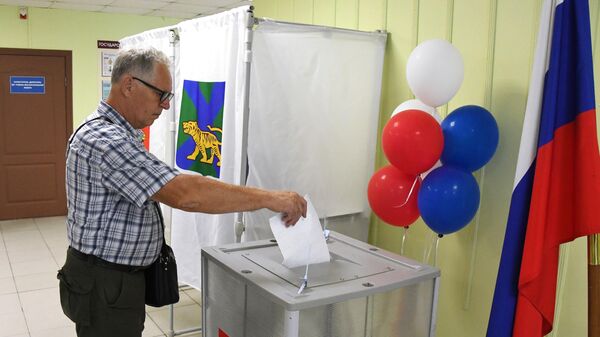 Мужчина голосует на выборах губернатора Приморского края на избирательном участке во Владивостоке