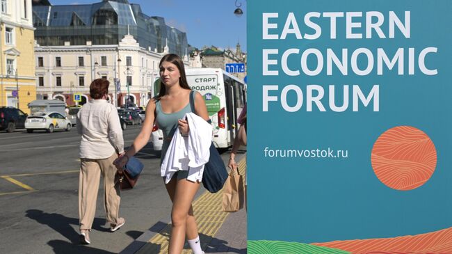 Баннеры в преддверии Восточного экономического форума на улице Светланская во Владивостоке