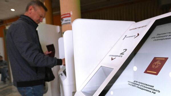 Мужчина участвует в голосовании на избирательном участке в Москве