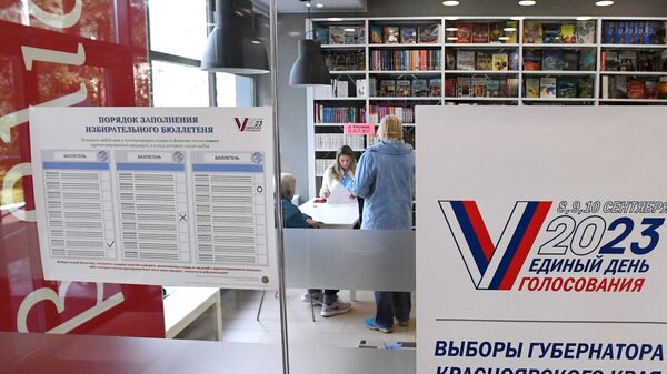 Люди голосуют на выборах губернатора Красноярского края