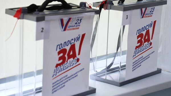 Урны для выездного голосования во время выборов в парламент и органы самоуправления в Волновахе