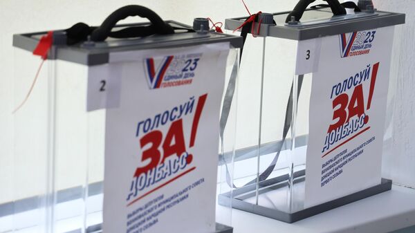 Урны для выездного голосования во время выборов в парламент и органы самоуправления в Единый день голосования на избирательном участке в Волновахе