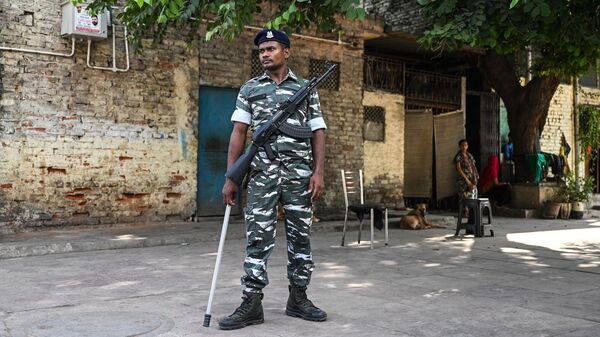 Сотрудники силовых структур патрулируют улицы в Индии