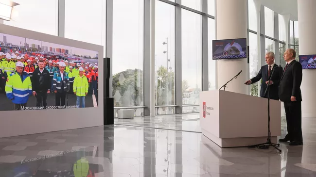 Президент РФ Владимир Путин и мэр Москвы Сергей Собянин на церемонии открытия движения по новым дорогам и по четвертому Московскому центральному диаметру