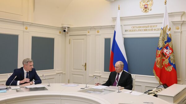 Владимир Путин и Василий Анохин на совещании по вопросам социально-экономического развития Смоленской области