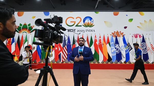 Журналисты работают в пресс-центре саммита Группы двадцати в Нью-Дели