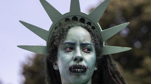 Участница акции протеста в костюме статуи Свободы в Вашингтоне, США