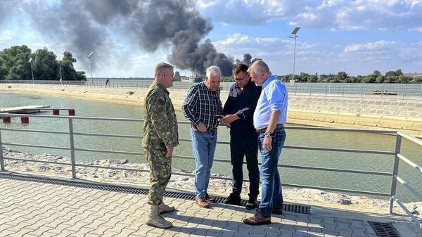 Министр обороны Румынии (второй слева) посещает районы в дельте Дуная вблизи украинской границы