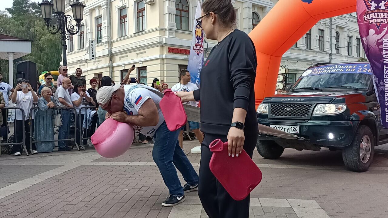 Русский Халк установил рекорд по буксировке автомобиля - РИА Новости,  09.09.2023