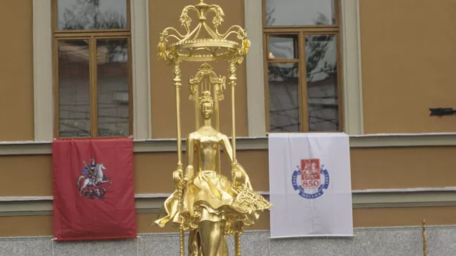 Фонтан Принцесса Турандот рядом с театром имени Е.Б. Вахтангова на Cтаром Арбате