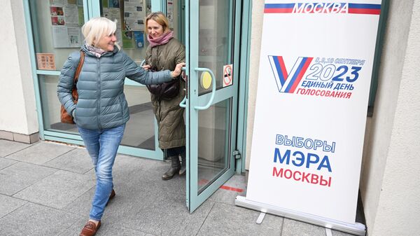 Женщины выходят после голосования на выборах мэра Москвы