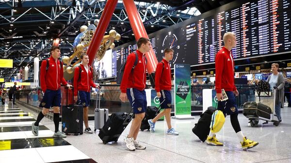 Футболисты сборной России в аэропорту