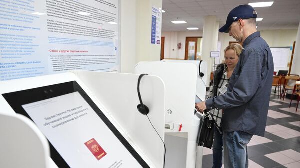 Мужчина участвует в голосовании на выборах мэра Москвы