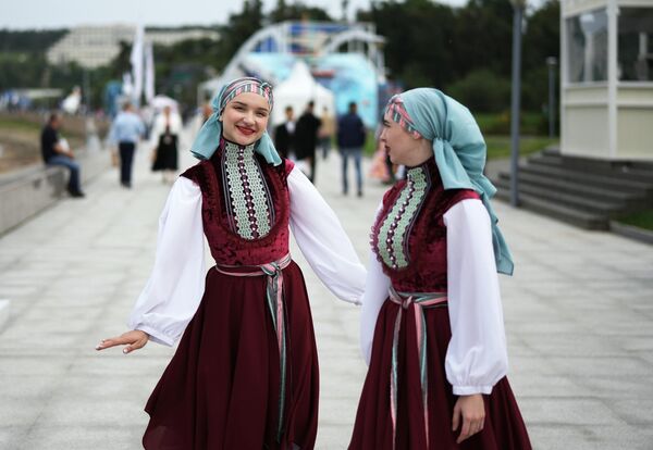 Девушки в национальных костюмах на Восточном экономическом форуме во Владивостоке
