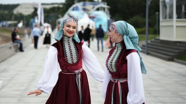 Девушки в национальных костюмах на Восточном экономическом форуме во Владивостоке