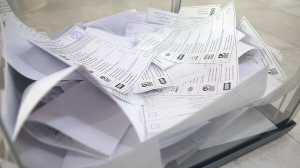 Урна с бюллетенями на выборах в парламент и органы самоуправления в Единый день голосования на одном из избирательных участков в Донецке