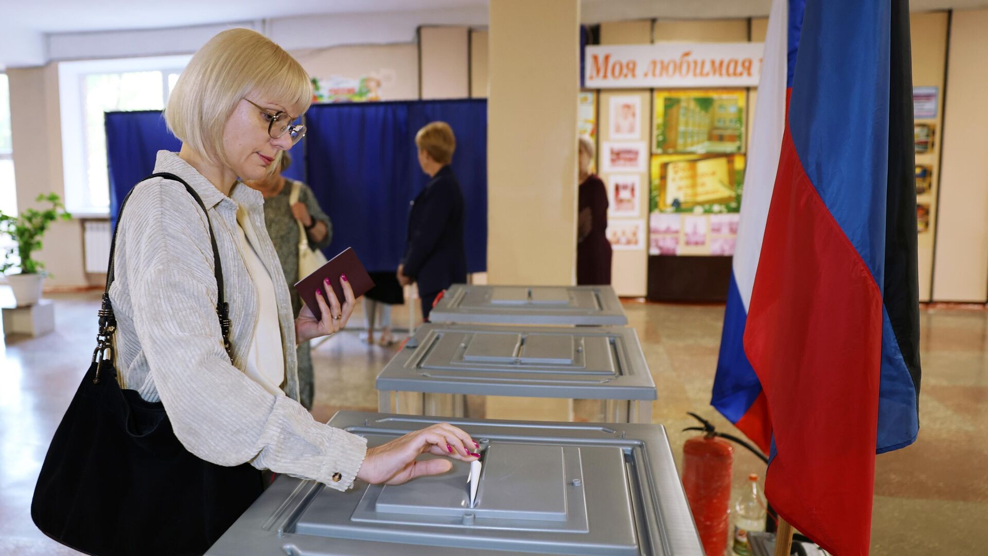 Женщина голосует на выборах в парламент и органы самоуправления в Единый день голосования на одном из избирательных участков в Донецке - РИА Новости, 1920, 10.09.2023