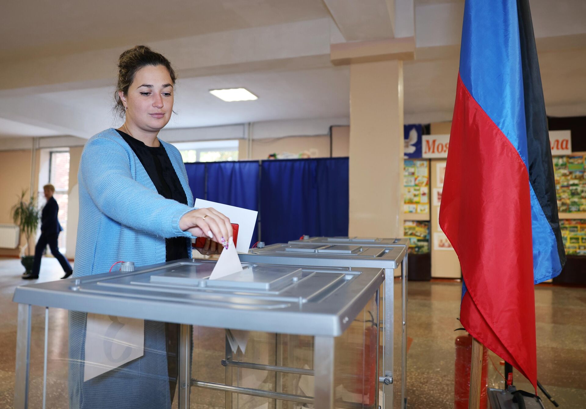 Женщина голосует на выборах в парламент и органы самоуправления в Единый день голосования на одном из избирательных участков в Донецке - РИА Новости, 1920, 29.09.2023