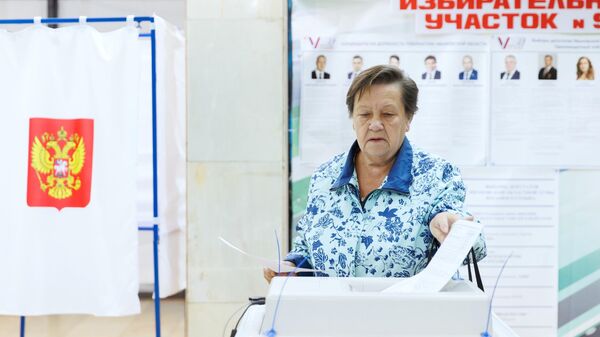 Женщина голосует на выборах губернатора Ивановской области и депутатов в местные органы самоуправления в Единый день голосования на избирательном участке в Иваново