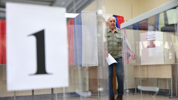 Мужчина голосует на выборах 