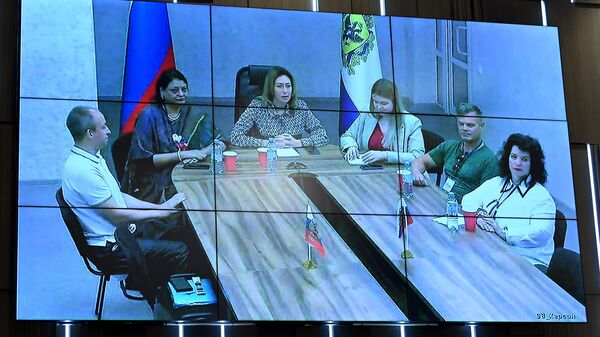 Члены избирательной комиссии Херсонской области выступают по видеосвязи на брифинге о ходе голосования в информационном центре Центральной избирательной комиссии России.