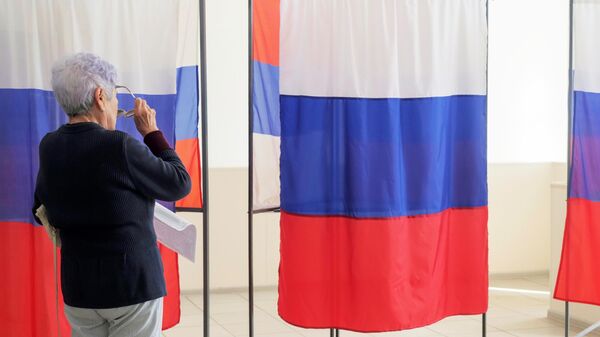 Жительница Благовещенска голосует на выборах губернатора Амурской области