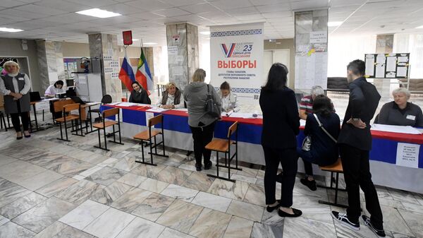 Люди голосуют на выборах председателя правительства Республики Хакасия и депутатов Верховного совета Республики в Абакане