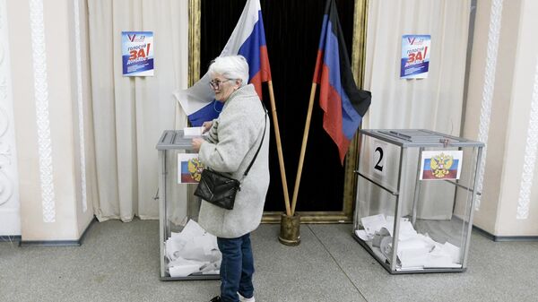 Женщина голосует на выборах в парламент и органы самоуправления в поселке Пантелеймоновка, ДНР