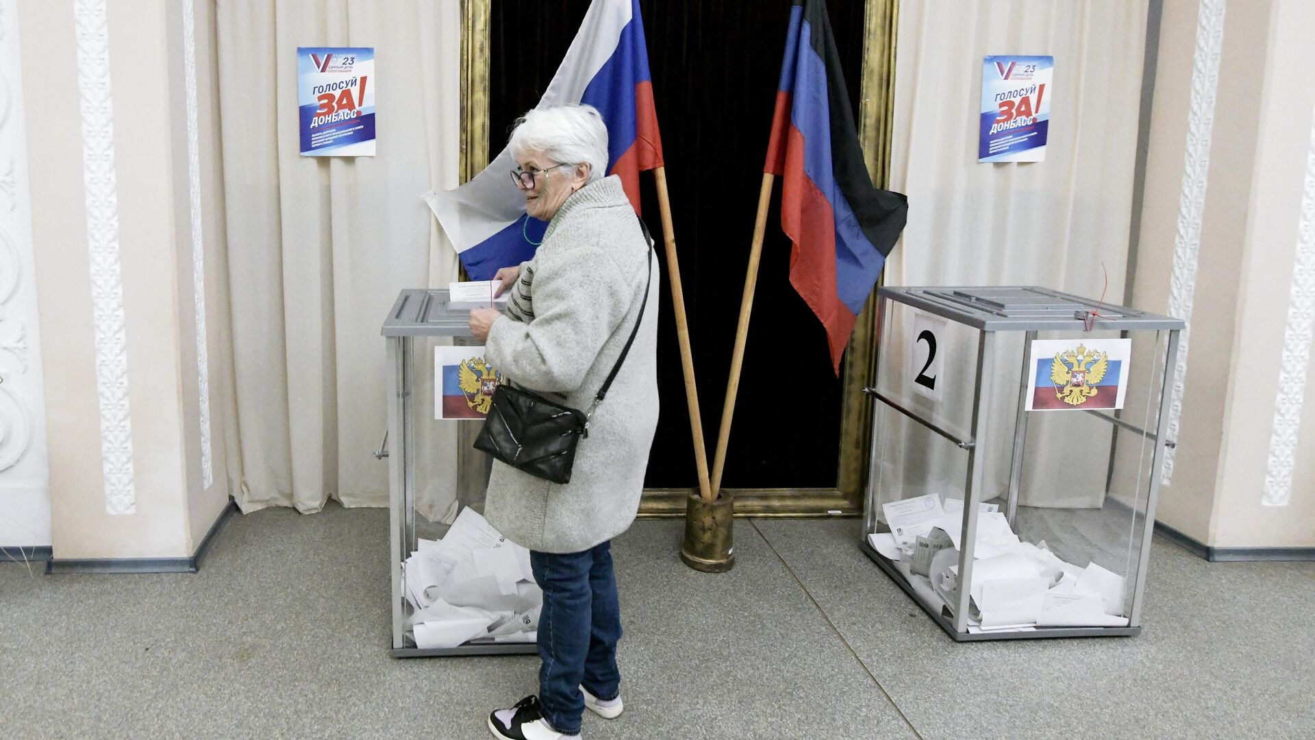 Женщина голосует на выборах в парламент и органы самоуправления в поселке Пантелеймоновка, ДНР - РИА Новости, 1920, 10.09.2023