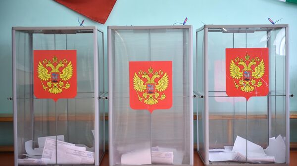 Урны с бюллетенями во время голосования на выборах в Новосибирске