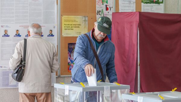 Избиратель голосует на выборах губернатора Самарской области на избирательном участке в Самаре
