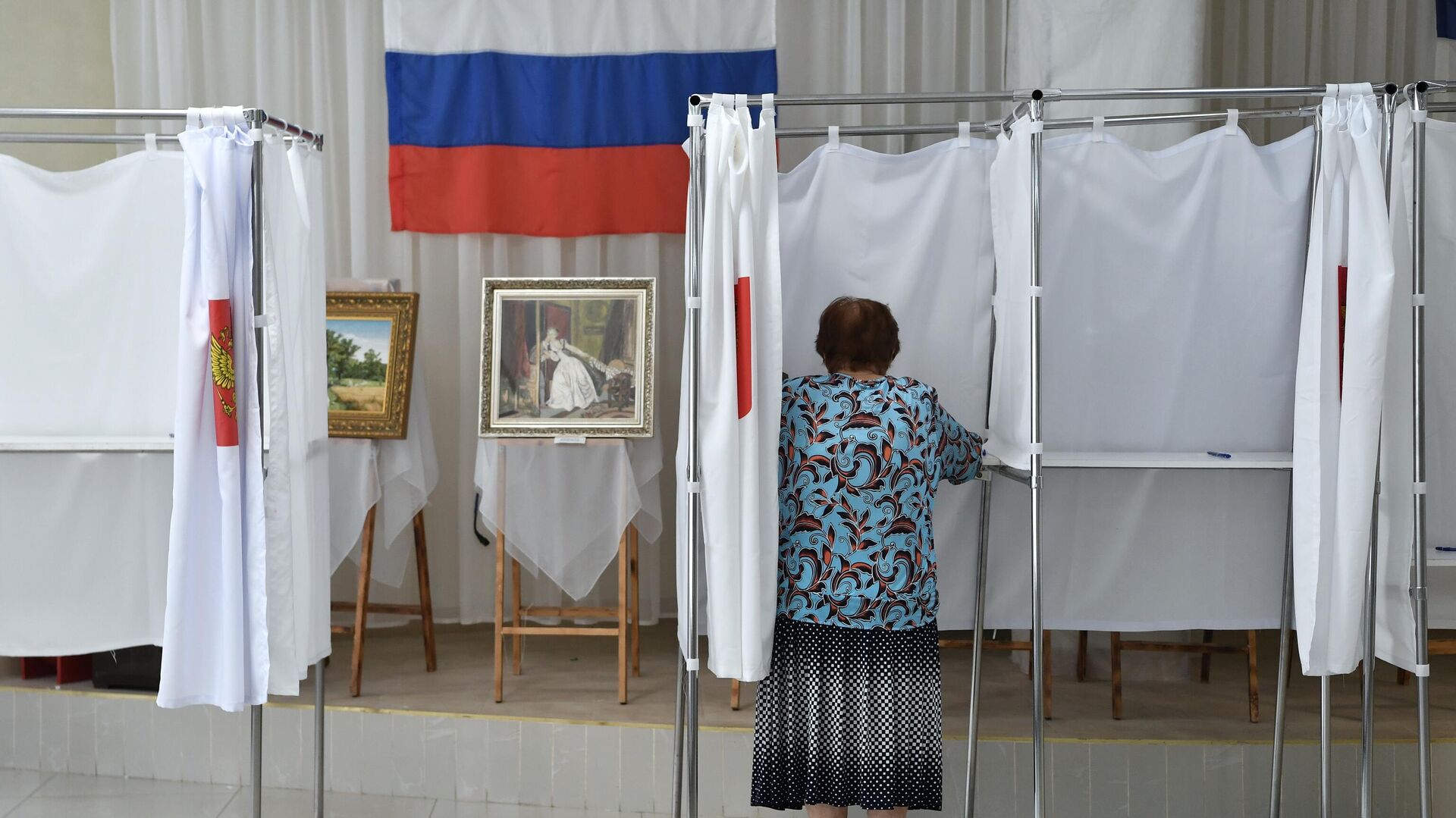 Женщина голосует на выборах - РИА Новости, 1920, 10.09.2023