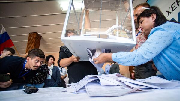 Подсчет голосов под контролем международных иностранных наблюдателей на выборах в парламент и органы самоуправления в Геническе Херсонской области