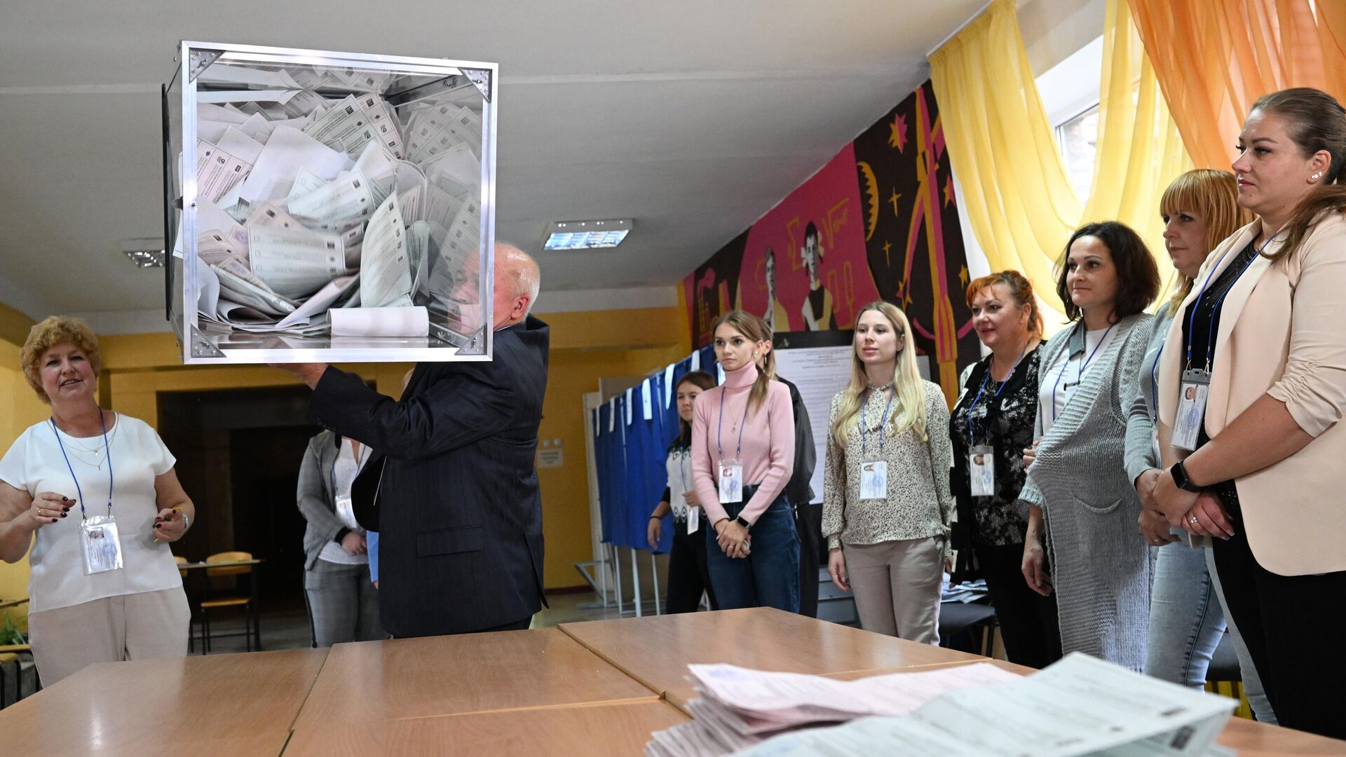 Подсчет голосов на выборах депутатов Народного совета и депутатов городского округа Луганска - РИА Новости, 1920, 12.09.2023