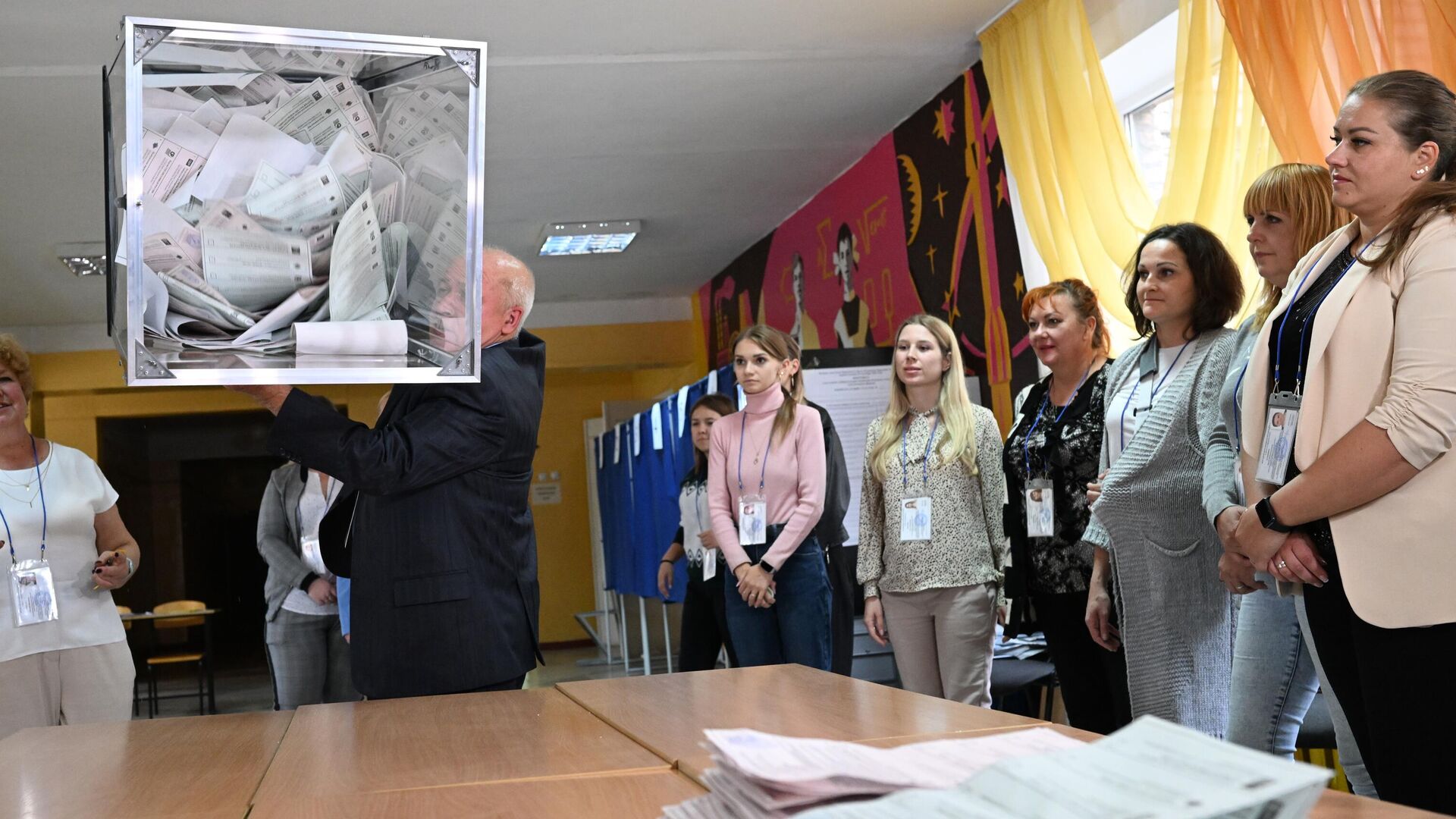 Подсчет голосов на выборах депутатов Народного совета и депутатов городского округа Луганска - РИА Новости, 1920, 12.09.2023