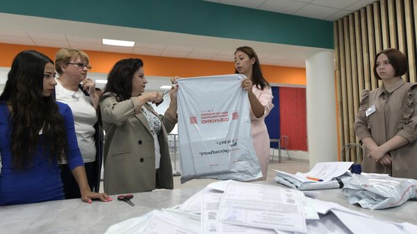 Члены избирательной комиссии подсчитывают голоса по итогам выборов в парламент и органы самоуправления в в Донецке