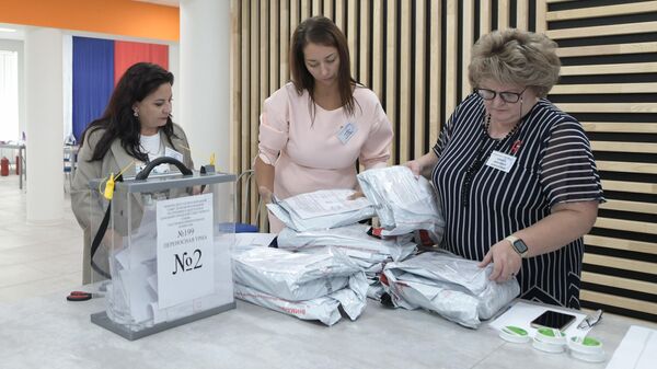 Члены избирательной комиссии подсчитывают голоса по итогам выборов в Донецке