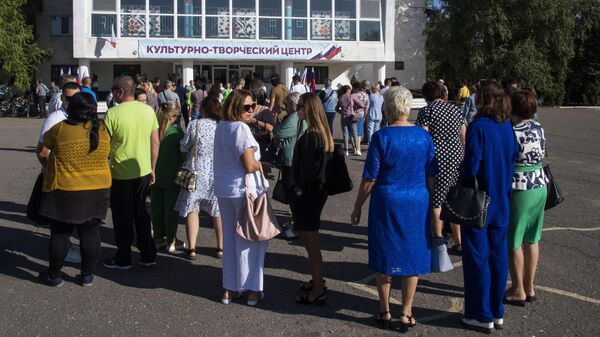 Избиратели во время голосования на выборах в парламент и органы самоуправления в Культурно-творческом центре поселка Чаплинка Херсонской области