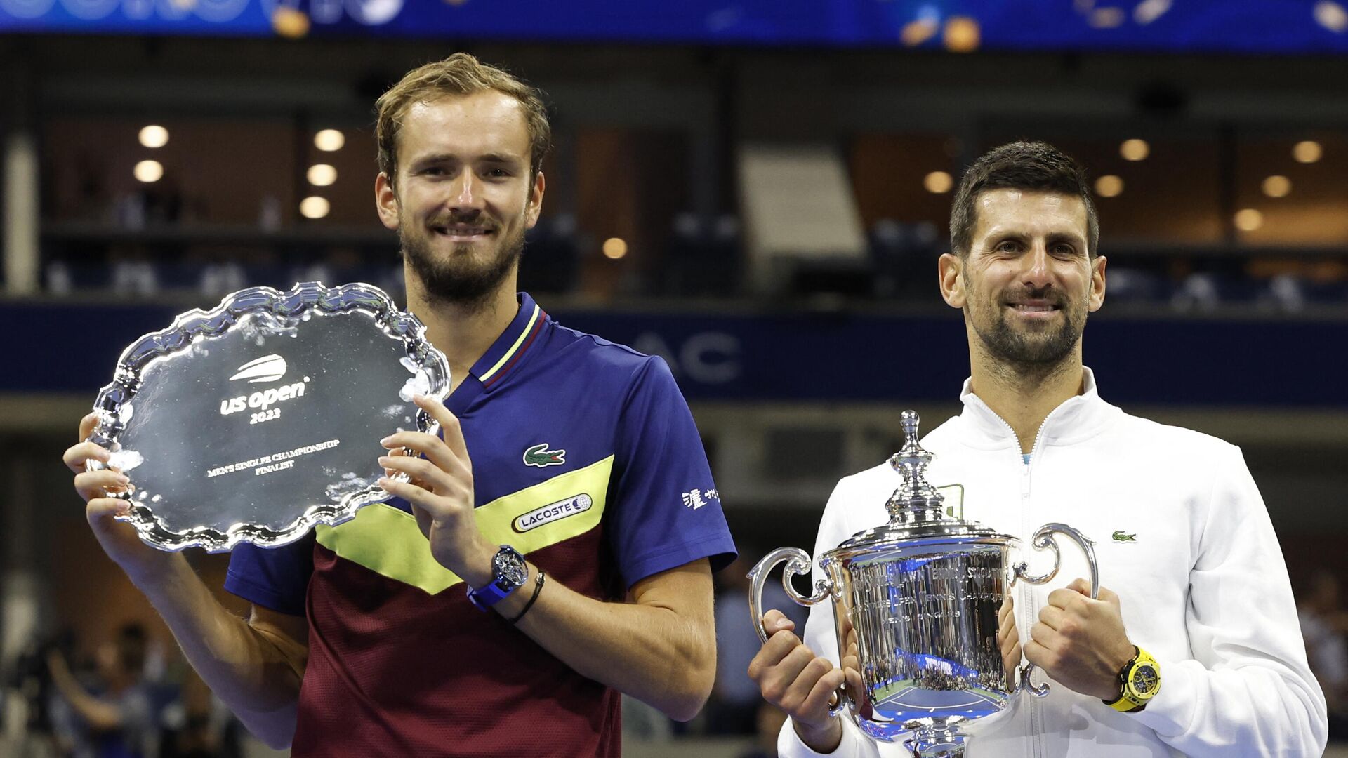 Даниил Медведев (слева) и Новак Джокович с трофеями US Open - РИА Новости, 1920, 11.09.2023