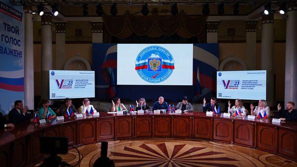 Члены избирательной комиссии ЛНР во время подведения итогов выборов в ЦИКе ЛНР