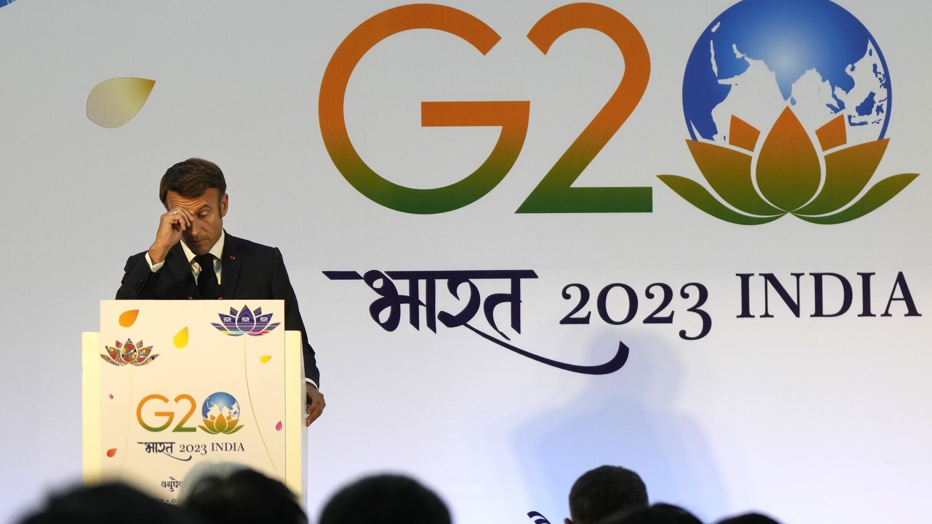Президент Франции Эммануэль Макрон во время пресс-конференции после завершения саммита G20 в Нью-Дели - РИА Новости, 1920, 13.09.2023