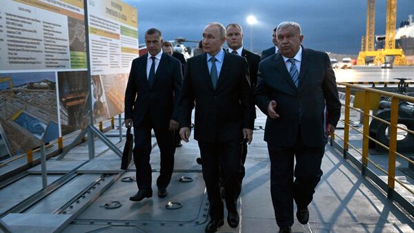 Президент РФ Владимир Путин  на судостроительном комплексе Звезда в Приморском крае