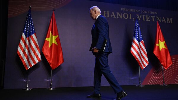 Президент США Джо Байден после пресс-конференции в Ханое, Вьетнам
