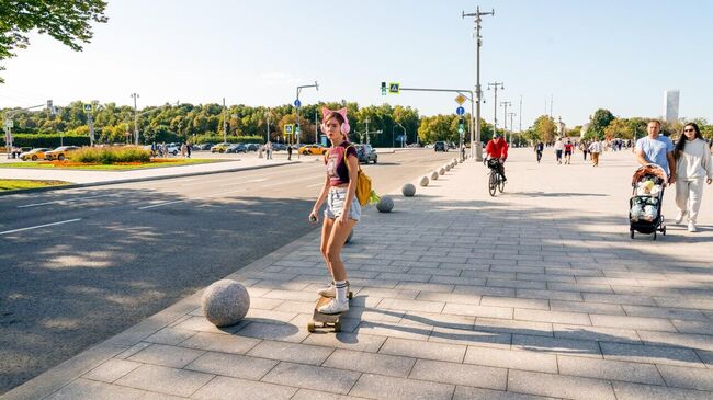 Специалисты комплекса городского хозяйства обновили асфальт на Воробьевской набережной в Москве