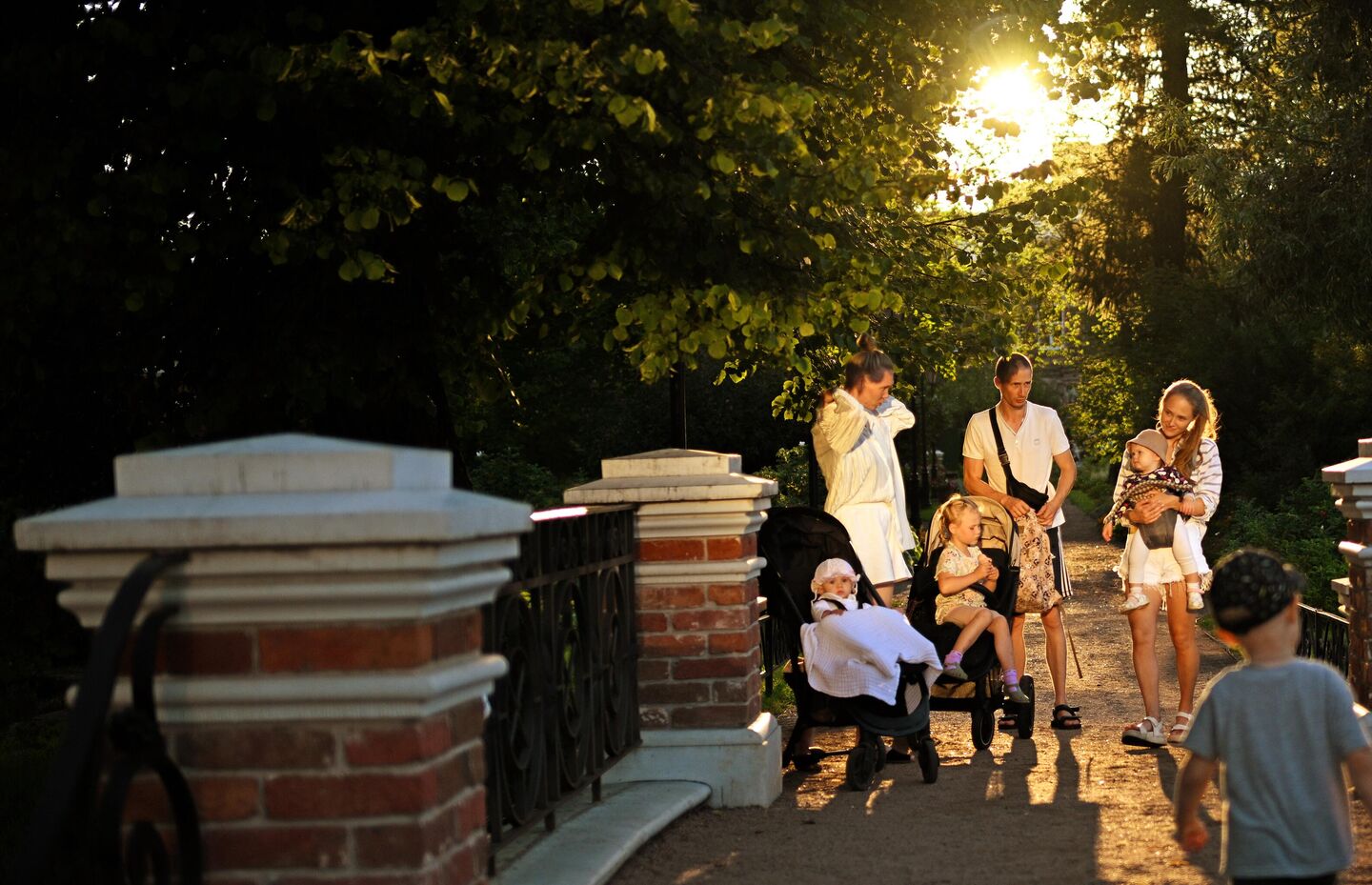 Отдыхающие в Карякинском парке Отдыхающие в Карякинском парке