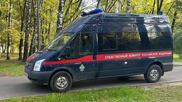 Автомобиль СК РФ на месте обнаружения тела мужчины в парке на севере Москвы