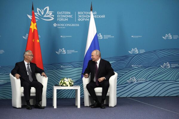 Президент РФ Владимир Путин и заместитель Премьера Госсовета КНР Чжан Гоцин во время встречи на полях VIII Восточного экономического форума