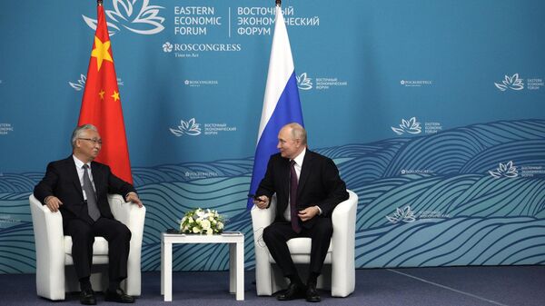 Президент РФ Владимир Путин и заместитель Премьера Госсовета КНР Чжан Гоцин во время встречи на полях VIII Восточного экономического форума