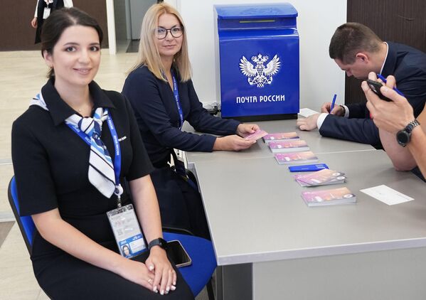 Участники Восточного экономического форума во Владивостоке на стенде Почта России