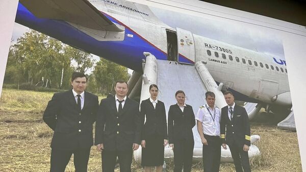 Фото экипажа, посадившего самолет в поле в Новосибирской области